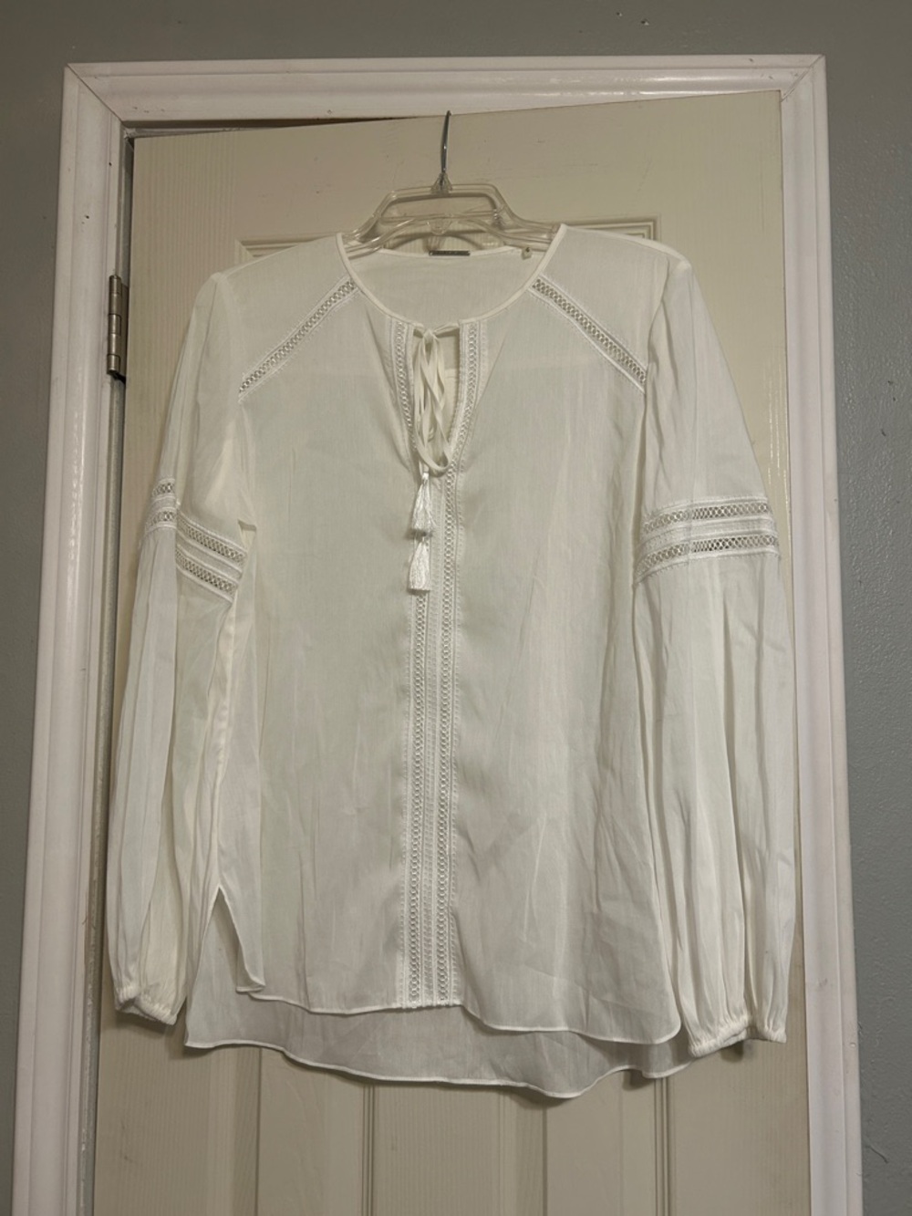 BOGO 1/2off🎒35%off3🛴 Elie Tahari white tassel tie neck blouse cut out accent